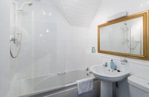 A bathroom at Derrybeg Bed and Breakfast 