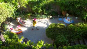 an overhead view of a child playing in a playground at Maison d'hôtes , ancien Hôtel des colonnes in Riez