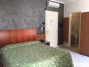 Postel nebo postele na pokoji v ubytování Alessi Hotel Trattoria
