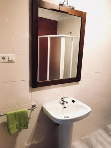 un baño con lavabo y espejo en Casa Rural Setenil, en Setenil 21 fotos más
