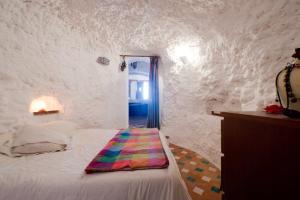 A bed or beds in a room at La Constanza Casa Cueva