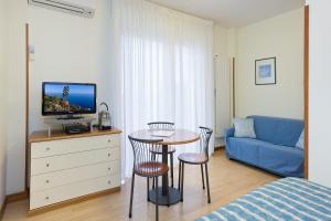 TV a/nebo společenská místnost v ubytování Residence Dei Due Porti