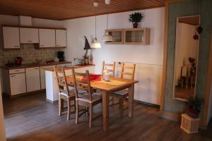 Kuchyň nebo kuchyňský kout v ubytování Ferienhaus Höll