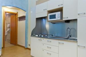 Kuchyň nebo kuchyňský kout v ubytování Residence Dei Due Porti
