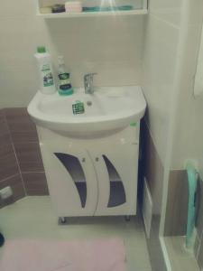 La salle de bains est pourvue d'un lavabo blanc. dans l'établissement Syimyk Guest House, à Dzhergalan