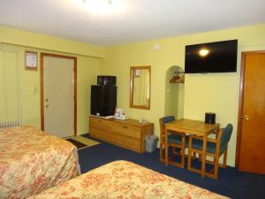 TV a/nebo společenská místnost v ubytování Pine Ridge Motel