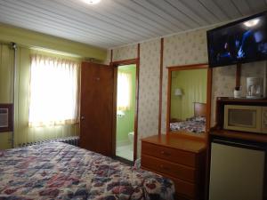 Postel nebo postele na pokoji v ubytování Pine Ridge Motel