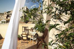 A balcony or terrace at Vico Muccio. Luminosa casa d'epoca