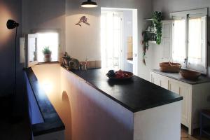 A kitchen or kitchenette at Vico Muccio. Luminosa casa d'epoca