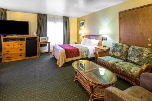 Habitación de hotel con cama y sofá en Quality Inn Kodiak en Kodiak