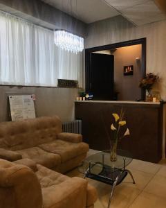 salon z kanapą i stołem w obiekcie Golden Inn Hotel w mieście Majdanpek
