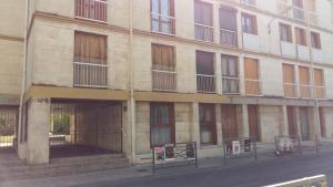 ein Gebäude mit Türen und Fenstern auf einer Straße in der Unterkunft Appartement Thiers in Avignon