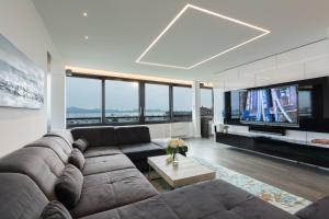 Televízia a/alebo spoločenská miestnosť v ubytovaní Luxury Apartment Kortina