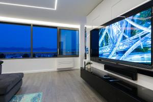 Televízia a/alebo spoločenská miestnosť v ubytovaní Luxury Apartment Kortina