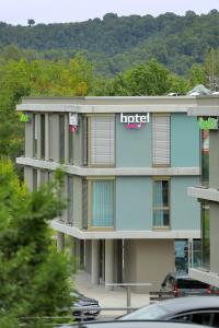 un hotel con una señal de hotel en el lateral de un edificio en qubixx stadtmittehotel en Schwäbisch Hall