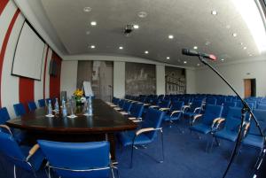Area bisnis dan/atau ruang konferensi di 7 Days Hotel Kamyanets-Podilskyi