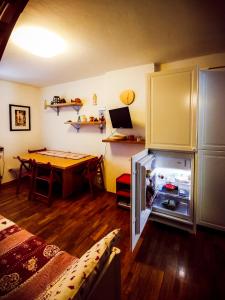 Pokój z otwartą lodówką i stołem w obiekcie Snowy Wood Cabin w mieście Verrand