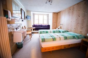 una camera con letto e lavandino di Hotel Hold AG a Arosa
