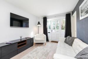 TV a/nebo společenská místnost v ubytování Winchester Apartments