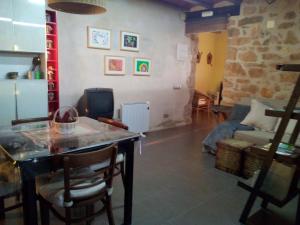 ein Wohnzimmer mit einem Tisch und einem Sofa in der Unterkunft Casa De Vacances La Vella Era in Arnés