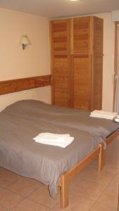 a bed with two white towels on top of it at Evasion Tonique in Villers-le-Lac