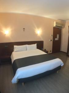 Voodi või voodid majutusasutuse Hôtel Vesuvio toas