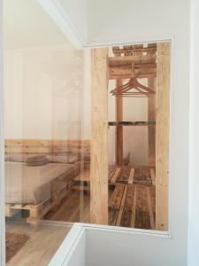 Habitación con cama y pared de cristal. en amendola24, en Cefalú 30 fotos más