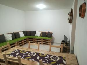 uma sala de estar com um sofá e uma mesa em amendola24 em Cefalù