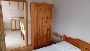 1 dormitorio con 1 cama y cocina pequeña en Apartments Ante, en Vir