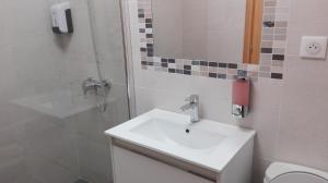 La salle de bains est pourvue d'un lavabo et d'une douche. dans l'établissement Santiago, à Hendaye
