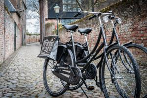 two bikes parked next to a brick wall at B&B bINNengewoon rooms with a view in Veere