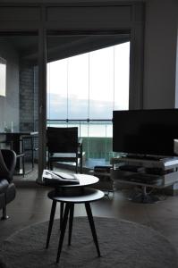 a living room with a tv and a coffee table at Am Neuen Hafen in Bremerhaven