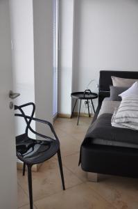 um quarto com uma cama, uma cadeira e uma mesa em Am Neuen Hafen em Bremerhaven