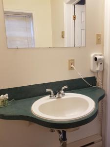 Bilik mandi di Covered Bridge Inn & Suites