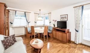 uma sala de estar com um sofá e uma mesa em Apartments Stlarida em Ortisei