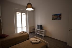- un salon avec un canapé et une télévision dans l'établissement Lolly House 12, à La Spezia