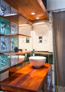 un bagno con lavandino a ciotola su un bancone in legno di Studio avec vue panoramique a Puget-Théniers