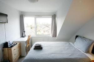 Кровать или кровати в номере Dean Park Guest House