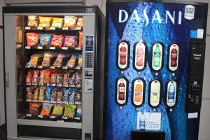 una máquina expendedora llena de refrescos y aperitivos en Travel Inn Omaha, en Omaha