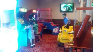 un grupo de niños jugando en una juguetería en Campsie Hotel, en Sídney