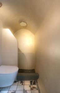 W pokoju znajduje się łazienka z białą toaletą. w obiekcie Tritiani Traditional Home w mieście Mesaria