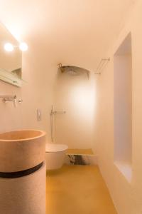 y baño con aseo y lavamanos. en Tritiani Traditional Home en Mesaria