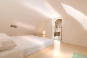 Säng eller sängar i ett rum på Tritiani Traditional Home