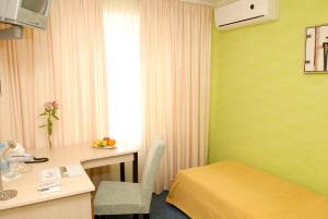 Posteľ alebo postele v izbe v ubytovaní 7 Days Hotel Kamyanets-Podilskyi