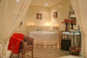 Estate Kares في Tílisos: حمام مع حوض وكرسي وطاولة
