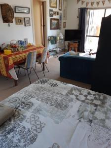 sala de estar con cama, mesa y sofá en Murrays On Mary en Whangamata