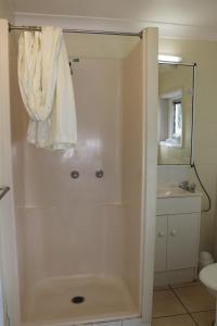Ett badrum på Oasis Inn Apartments