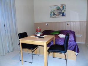 ブラウンラーゲにあるLandhaus Irmgardのベッドルーム1室(ベッド1台、テーブル、椅子付)