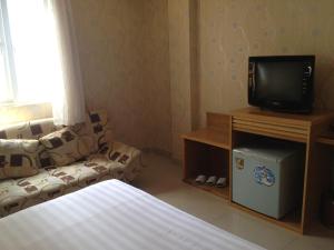 En tv och/eller ett underhållningssystem på Song Anh 2 Hotel