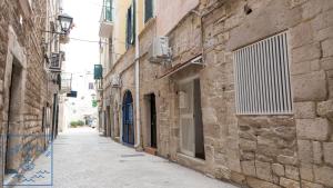 トラーニにあるDimora Di Mareの石造りの建物のある旧市街の路地